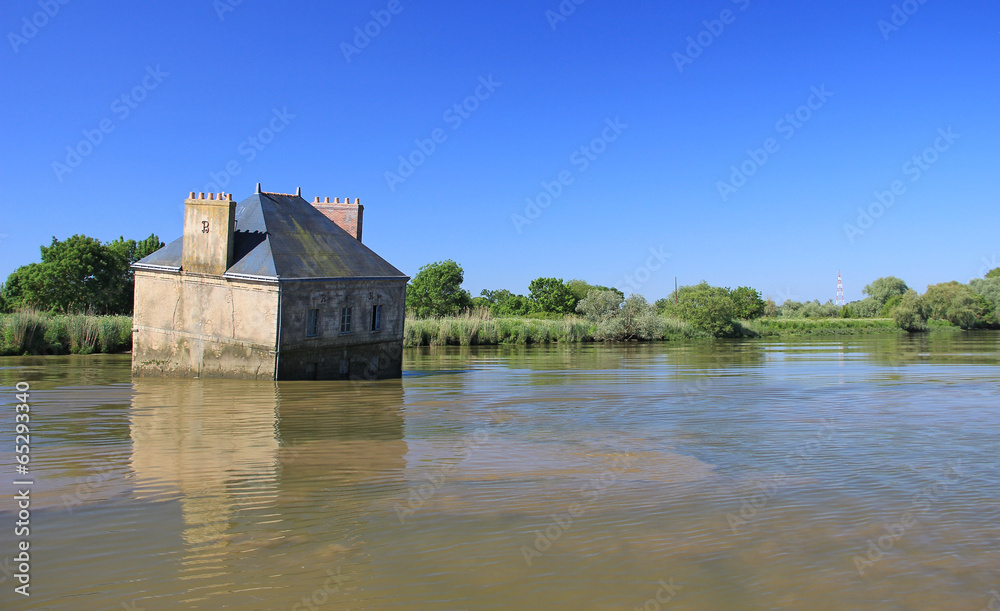La Maison de Lavau à Couëron ou la maison sur l'eau (Loire-Atl.)