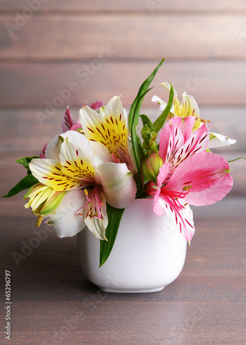 Fototapeta Naklejka Na Ścianę i Meble -  Alstroemeria flowers in vase on table on grey background