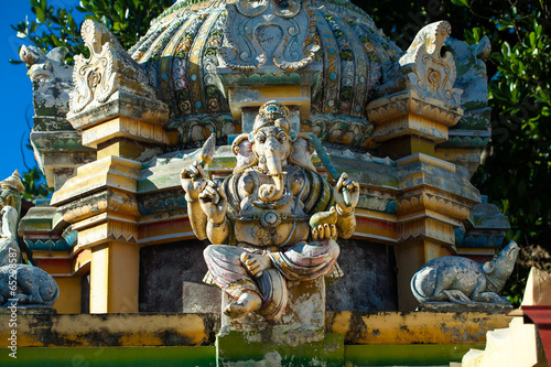 Foto Indian deity Ganesha on the facade of temple and monuments