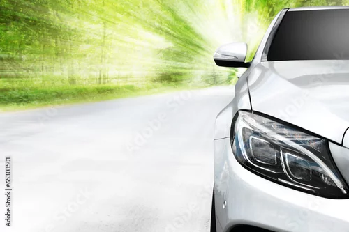 Obraz samochód i zielone pobocze