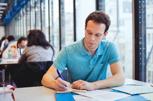 Fényképezés student working in the library