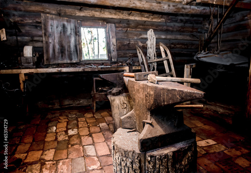 Foto Farrier tools in ancient smithy