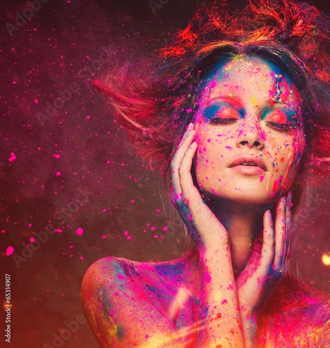 Foto Young woman muse with creative body art and hairdo