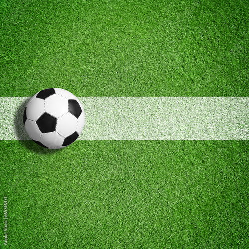 Fußballrasen mit Ball © Coloures-Pic