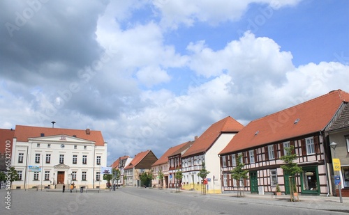 Marktplatz in Wusterhausen/Dosse mit Rathaus