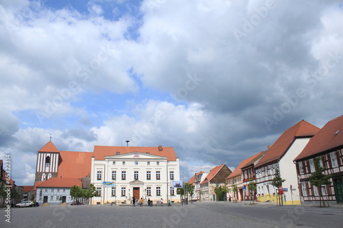 Marktplatz in Wusterhausen/Dosse mit Rathaus und Stadtkirche