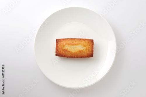 お皿にのせた フィナンシェ フランスのお菓子 白背景