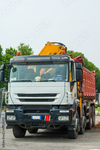 Ruspa escavatore con braccio idraulico, camion, cantiere