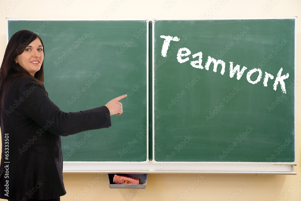 Geschäftsfrau vor einer Kreidetafel - Teamwork Geschäftsfrau vor einer Kreidetafel - Teamwork