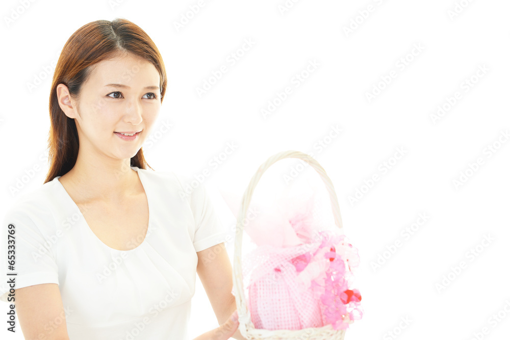 プレゼントを持つ笑顔の女性