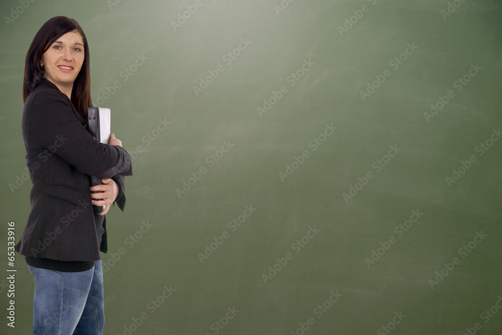 Lehrerin vor einer leeren Schultafel
