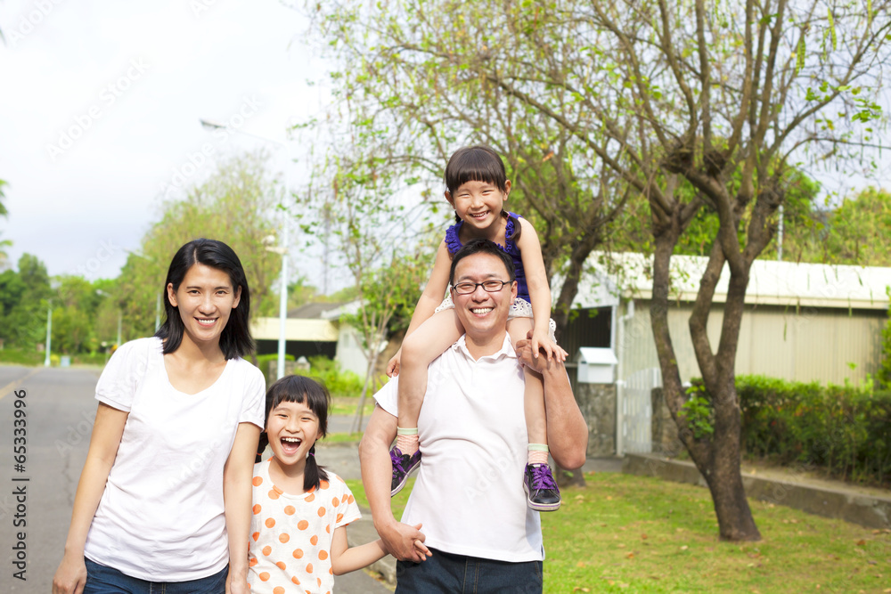 Obraz premium Happy family go hiking