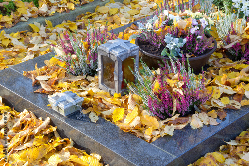 Letzte Ruhe - Ein Grab im Herbst photo