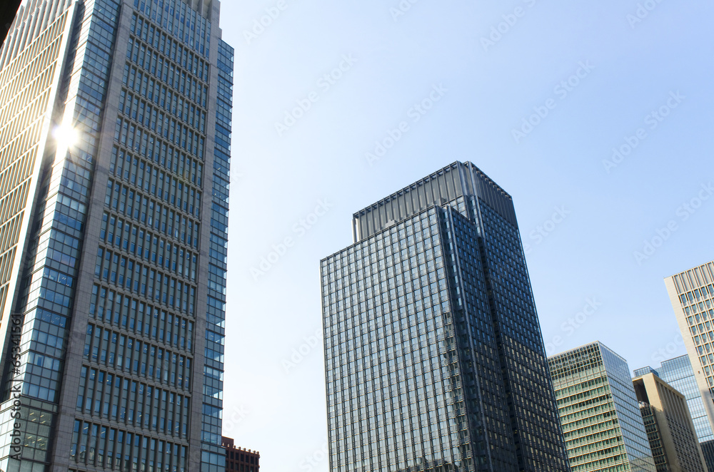 Businessgebäude und Sonnenstrahl (Tokyo, Japan)