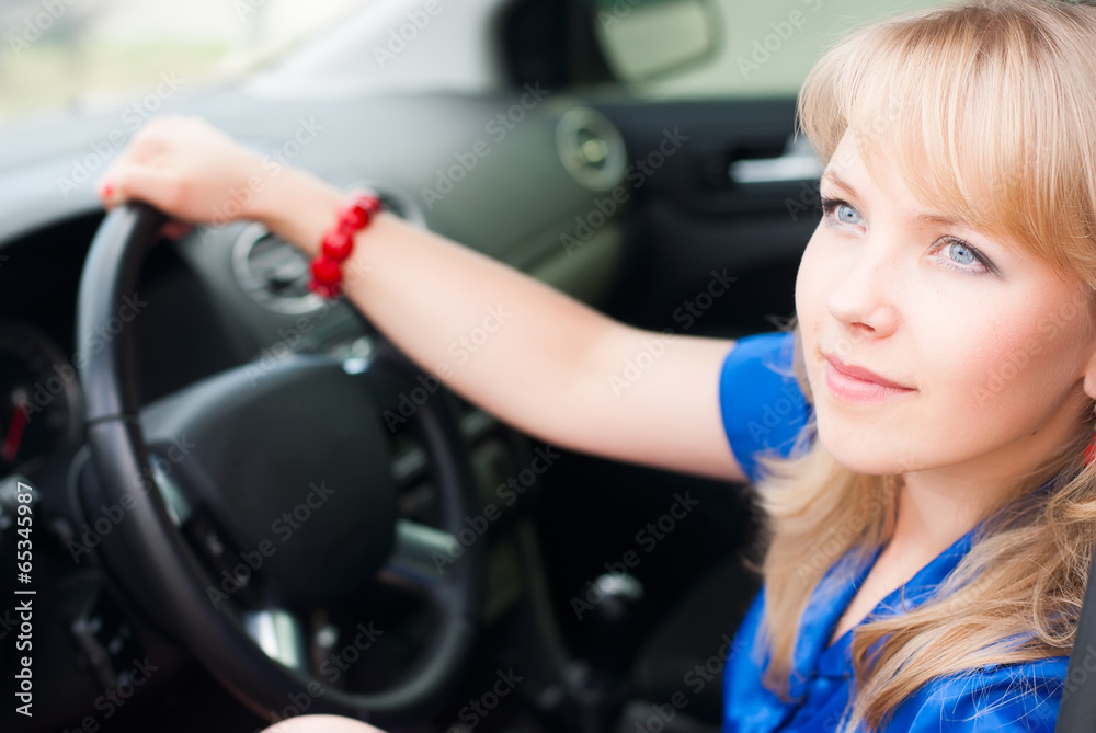 Naklejka premium attractive blonde woman driver