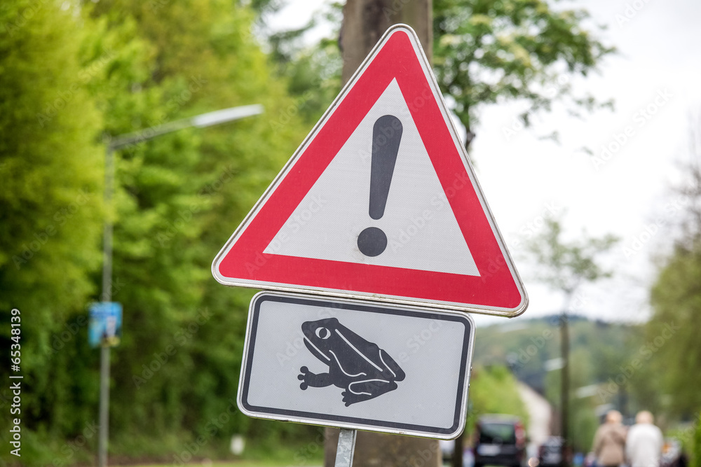 Naklejka premium danger toad migration sign
