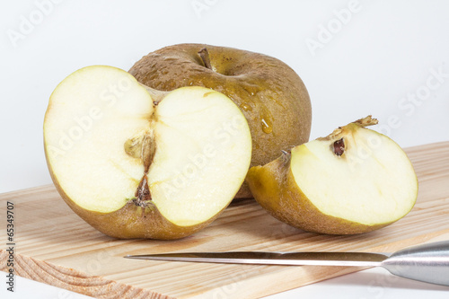 Pomme du Canada - malus pumila - sur fond blanc