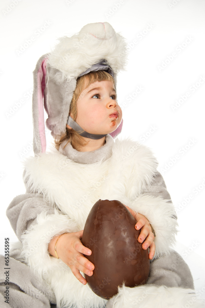 Obraz premium Playing with chocolate easter egg