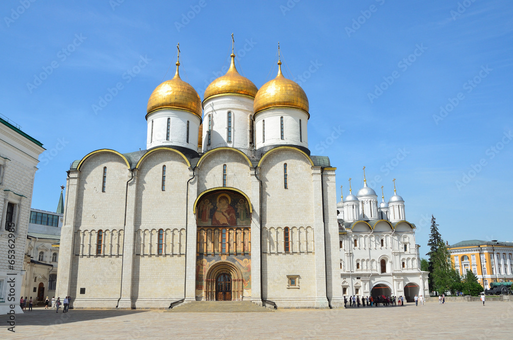 Успенский собор на Соборной площади в Московском кремле