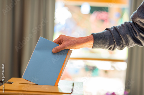 Stimmzettelabgabe in Wahlurne photo