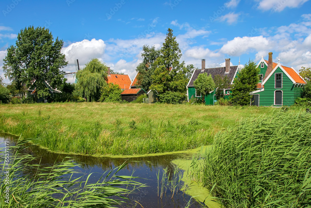 Obraz premium Small creek and rural houses in Dutch village.