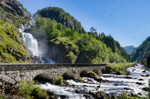 Wasserfall mit Fluss und Brücke
