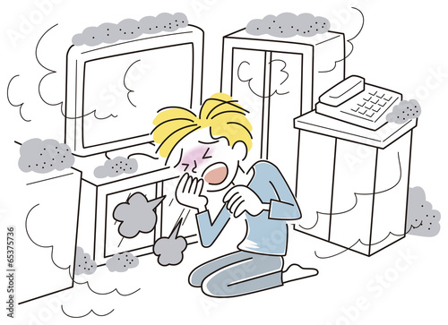 ほこりっぽい部屋で咳をする男性