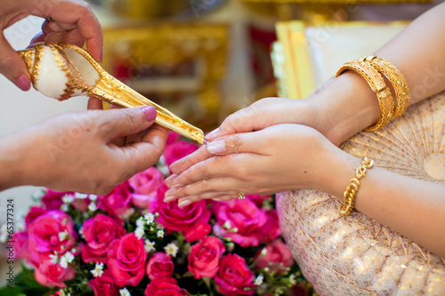Bilde på lerret hand of a bride receiving holy water from elders