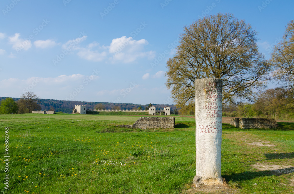 Wegstein vor Römerkastell in Pfünz