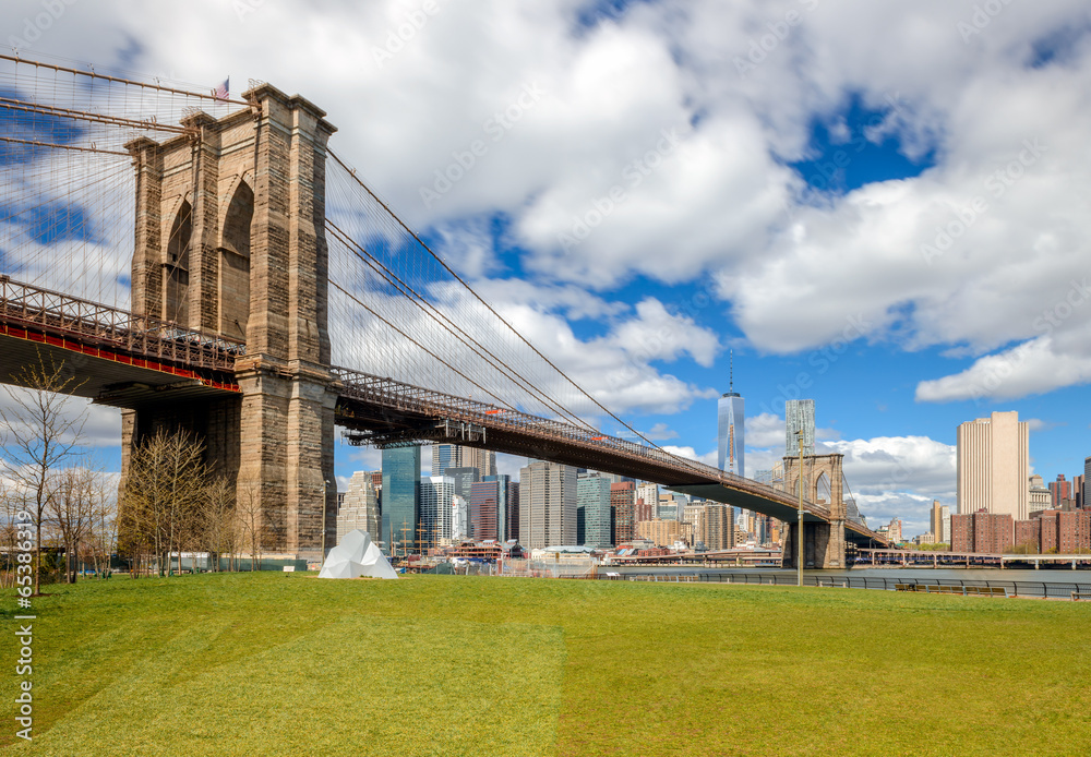 Naklejka premium New York City - Brooklyn Bridge i Manhattan skyline