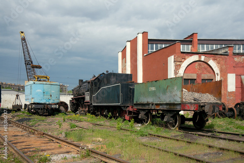 TE-3162 steam locomotive with open wagon and crane at depot