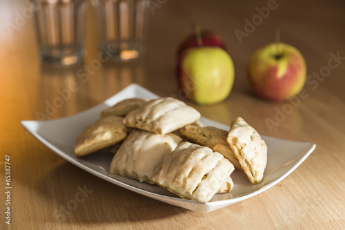Apfeltaschen und Apfel auf Laminat