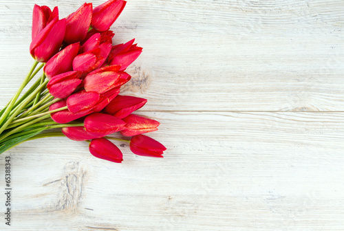 Fototapeta Naklejka Na Ścianę i Meble -  tulips on wooden surface