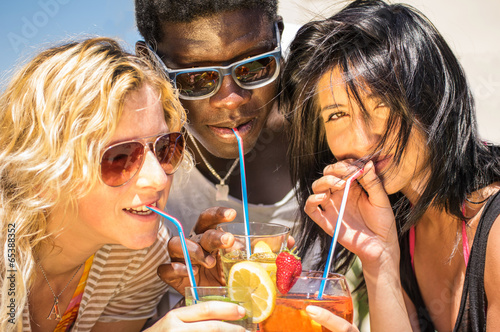 Canvas Print Friends drinking cocktails