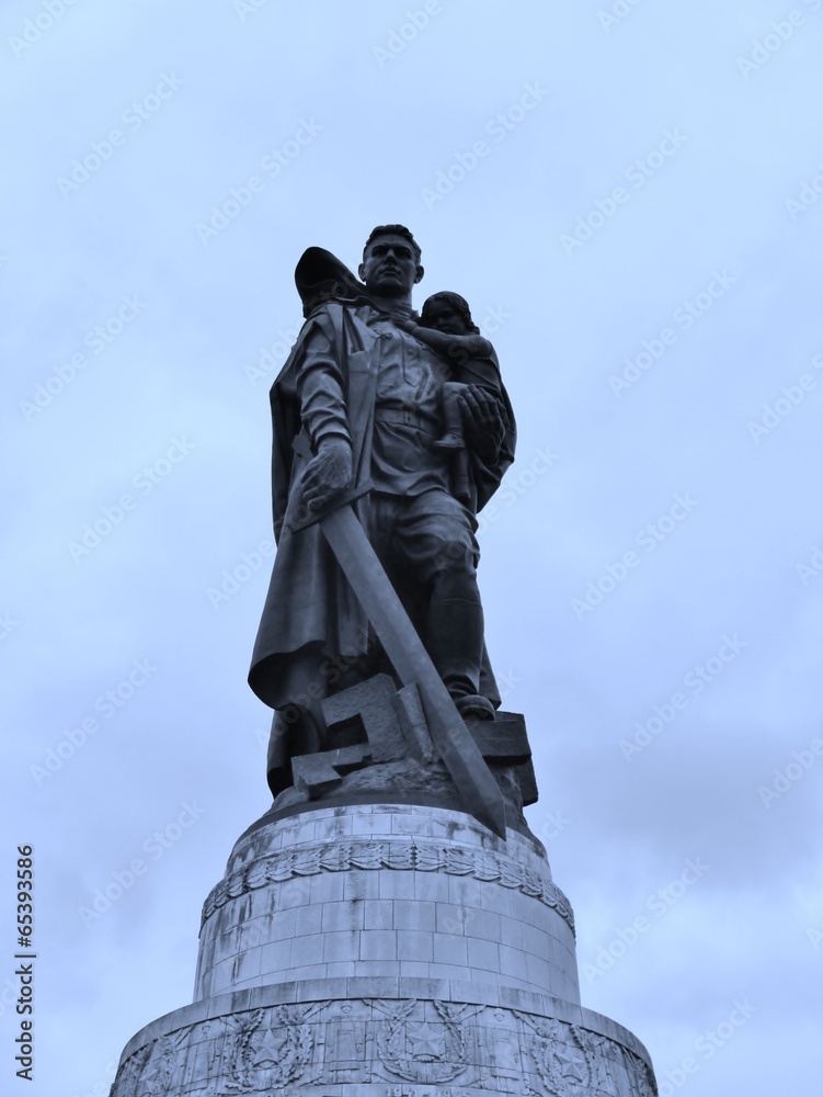 Fototapeta premium Denkmal des russischen Soldaten in Treptow