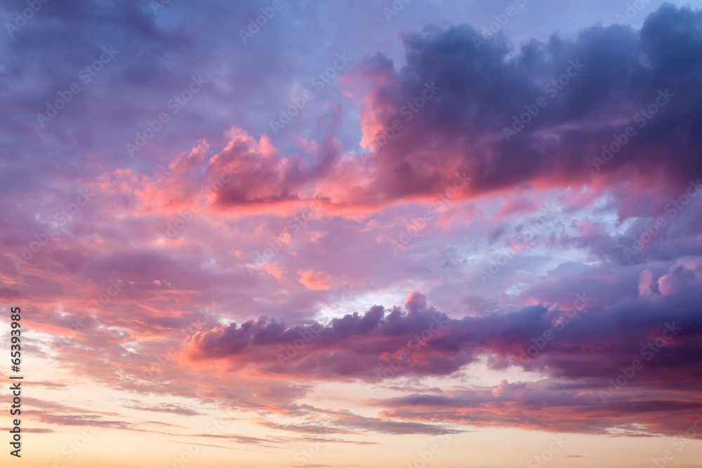 Obraz premium Niebo z pięknymi chmurami przy zmierzchem