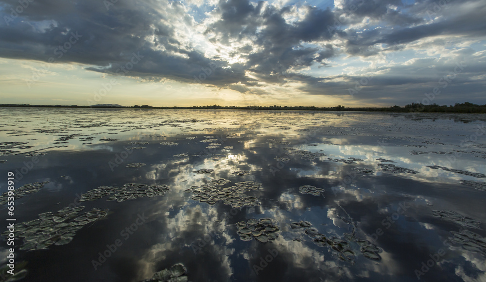 Obraz premium Ominous stormy sky reflection over natural lake