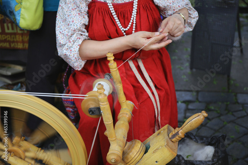 Foto the woman makes the yarn on the machine