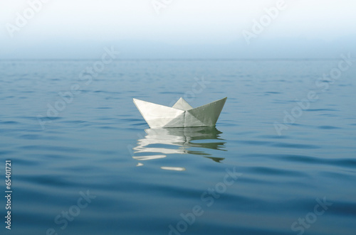 Paper boat © joebakal