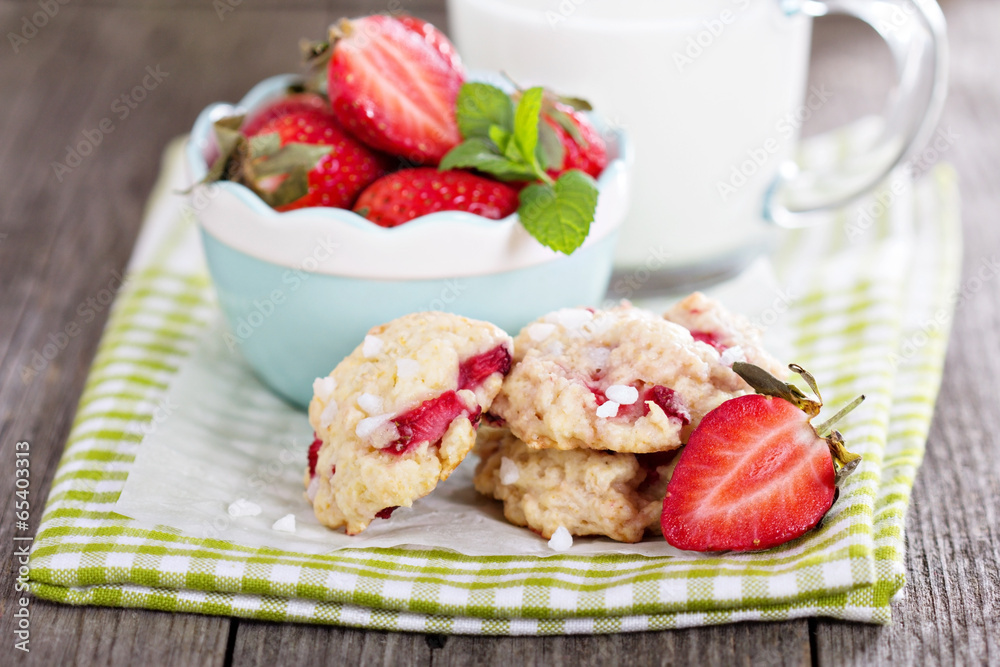 Shortcake cookies with strawberries Shortcake cookies with strawberries