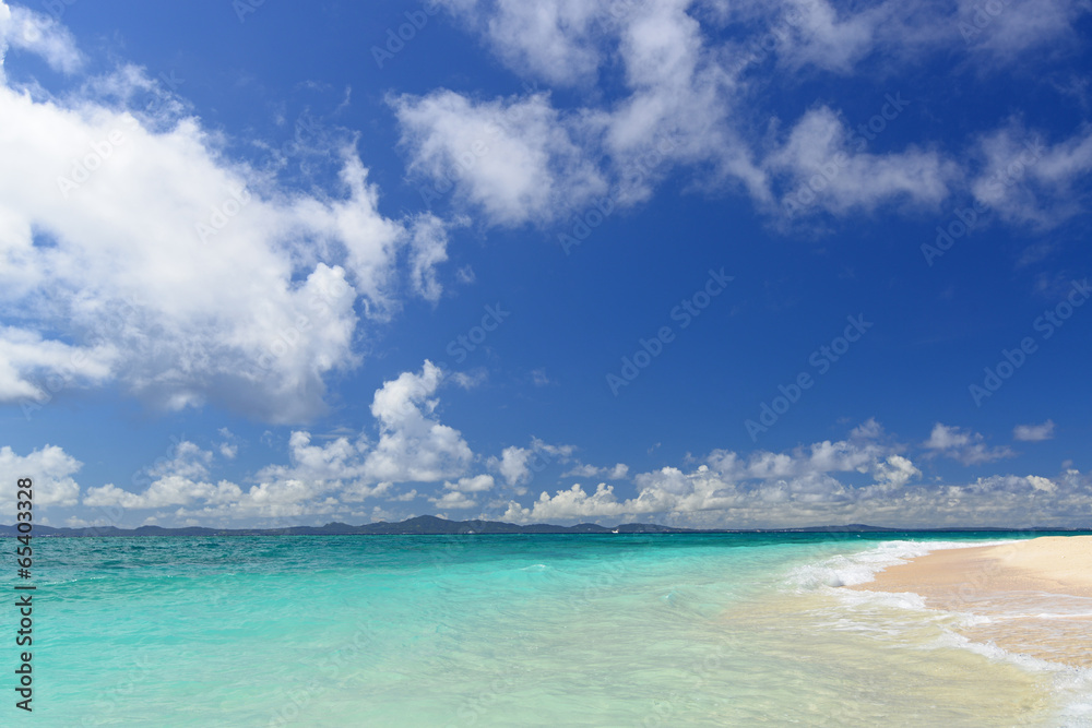 美しい沖縄のビーチと夏空