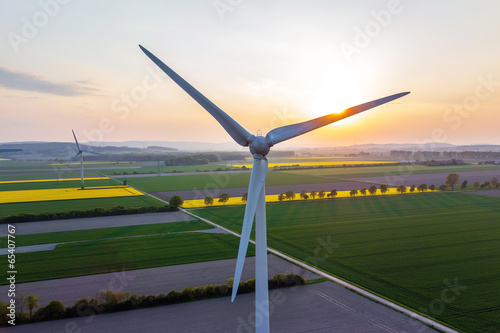 Windenergie und Sonnenenergie photo