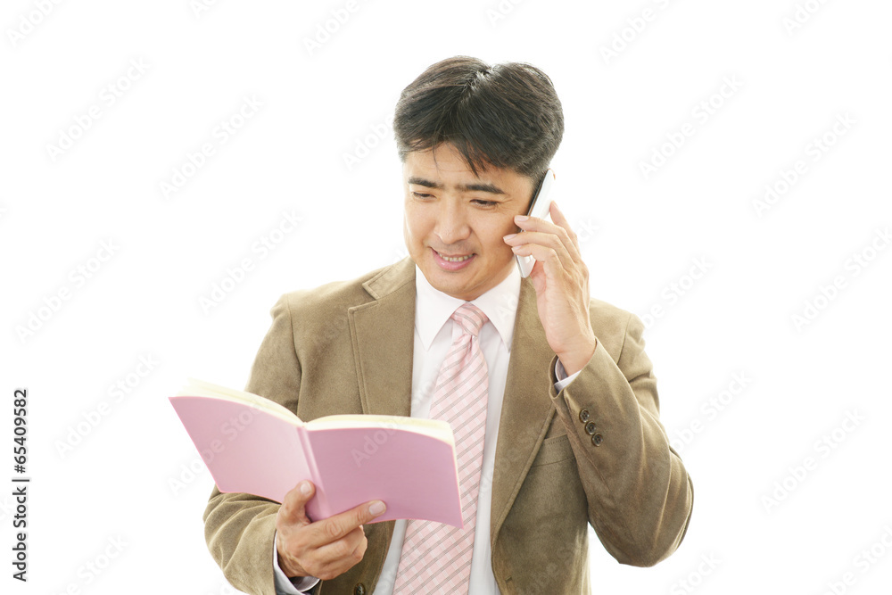 通話中の笑顔のビジネスマン