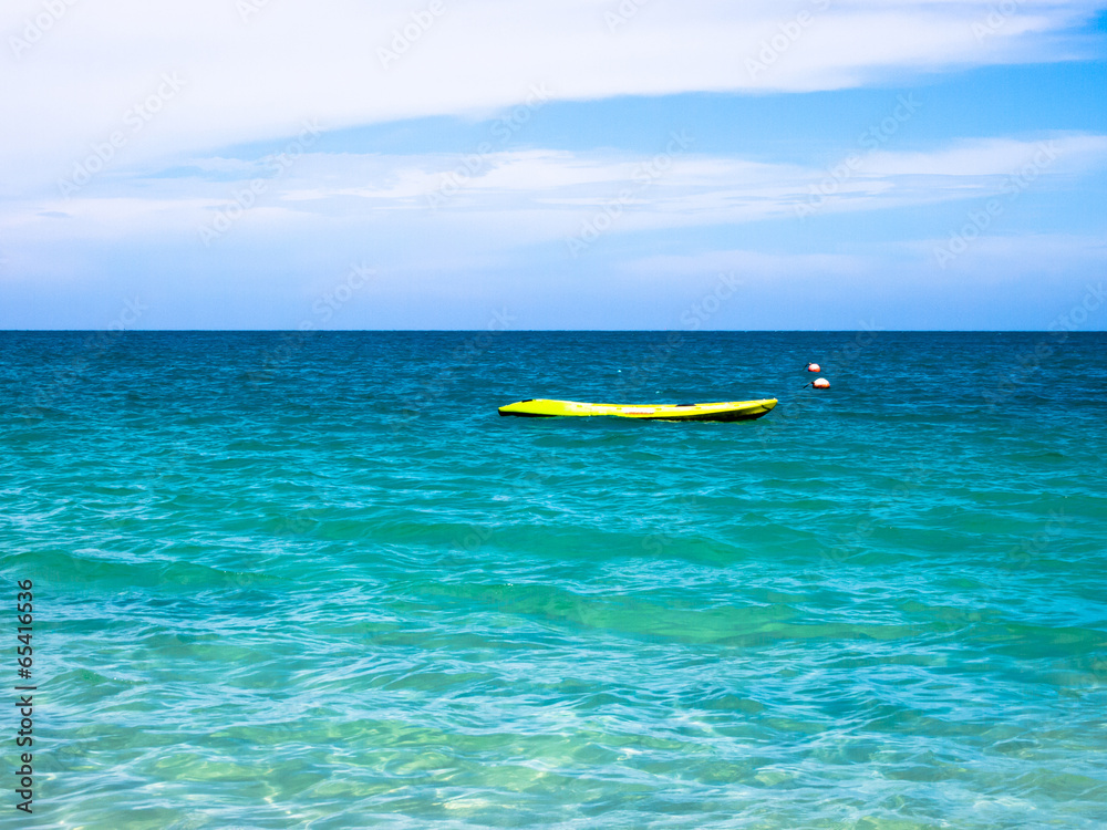 Naklejka premium yellow kayak in the sea