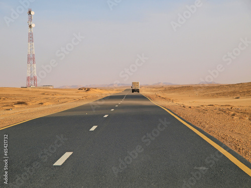 Funkmast an einer Wüstenstraße im Nordsudan photo