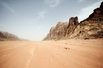 Deken met foto Cappuccinokleur Woestijnlandschap Wadi Rum in Jordanië  © aarstudio