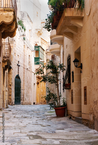 Fototapeta Naklejka Na Ścianę i Meble -  beautiful street in the heart of Vittoriosa, Malta