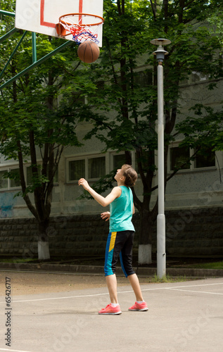 Obraz na płótnie Young athletic teenage girl playing basketball w salonie