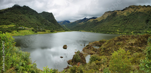 Obraz na plátně Panoramic view of Papallacta lake