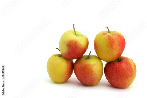 Fünf Äpfel als Pyramide